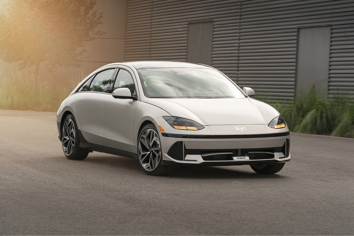 현대자동차 아이오닉 6의 전측면 모습