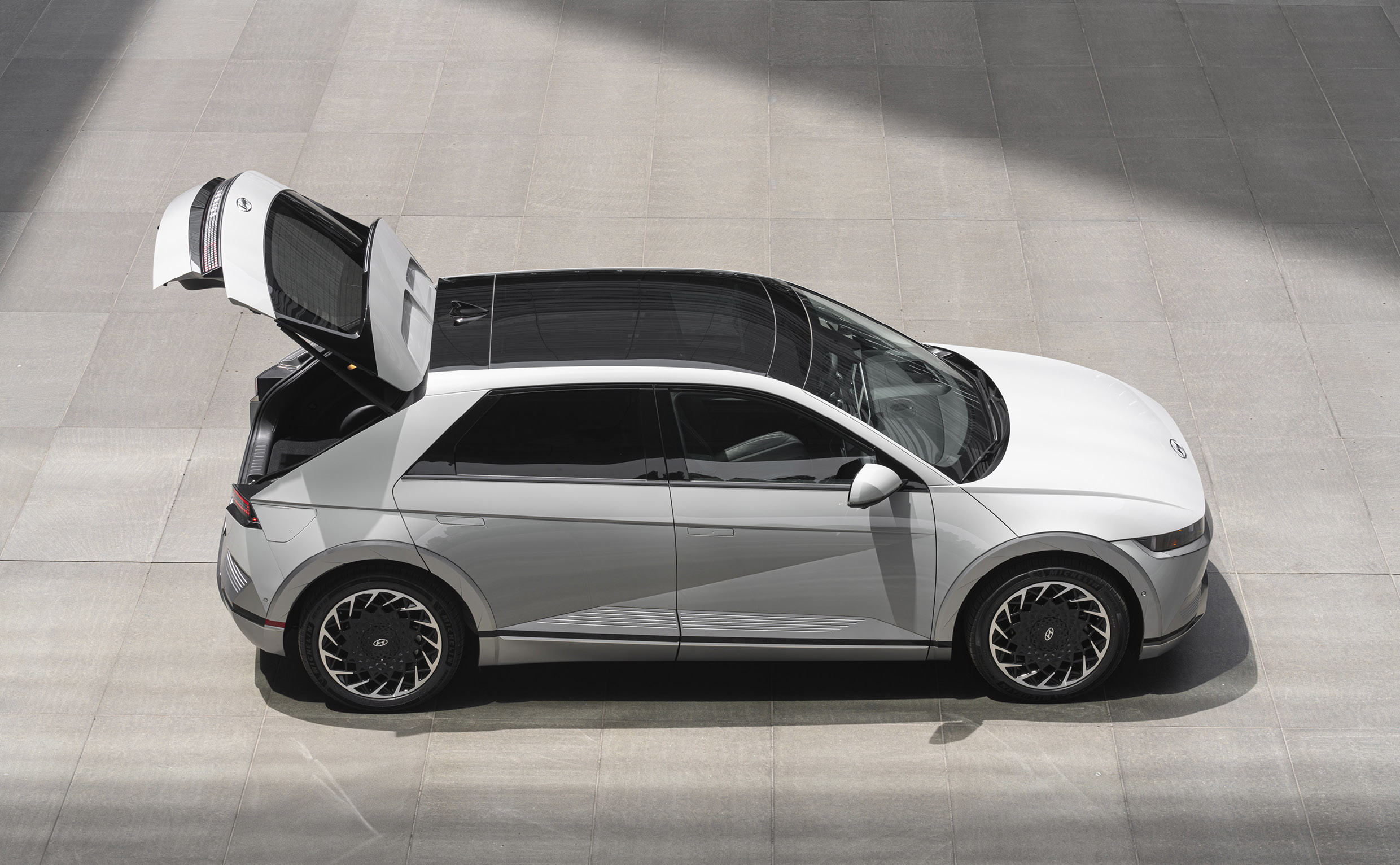 현대차 아이오닉 5의 측면을 위에서 바라본 모습