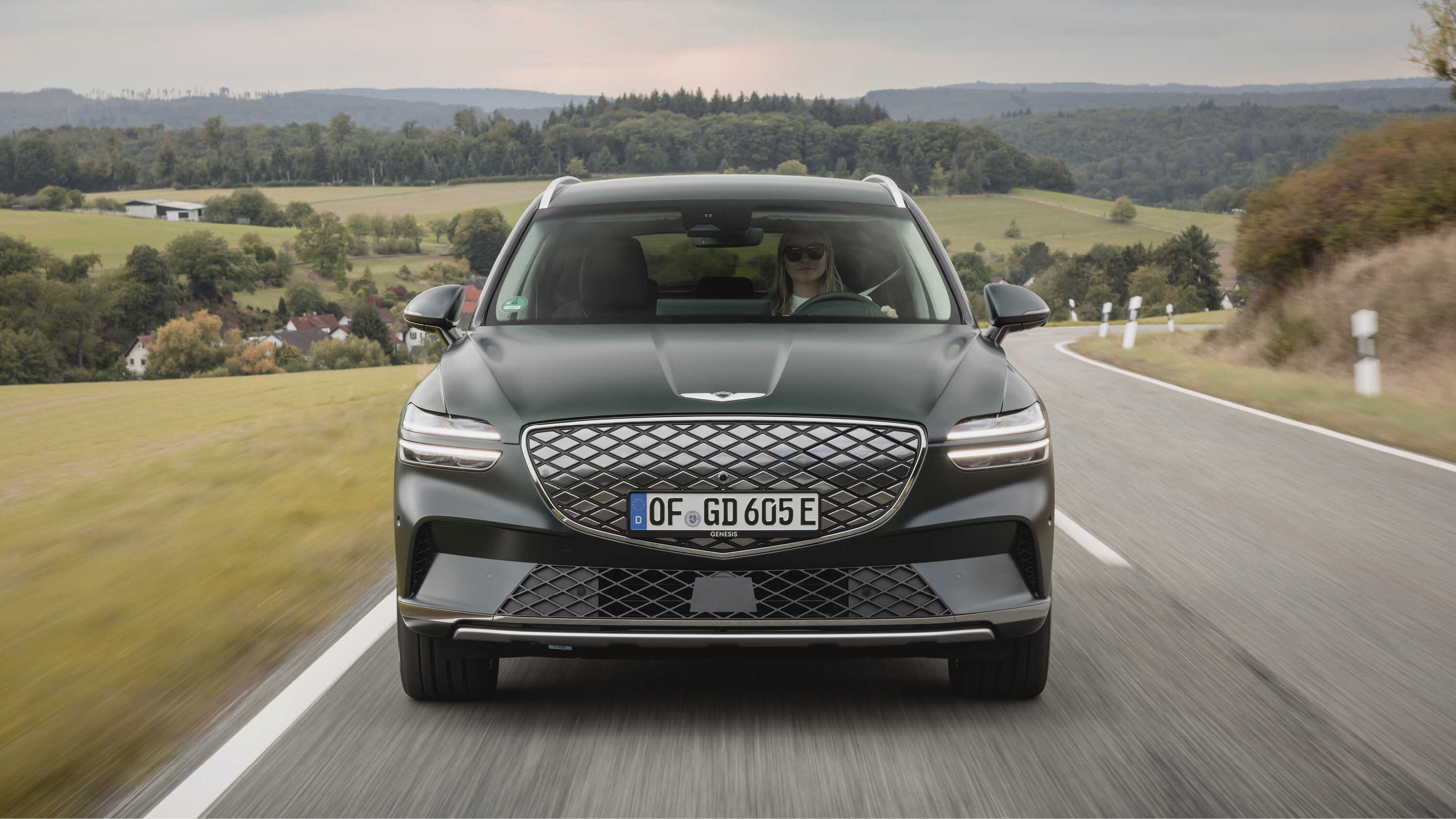 제네시스 GV70 전동화 모델의 주행 모습