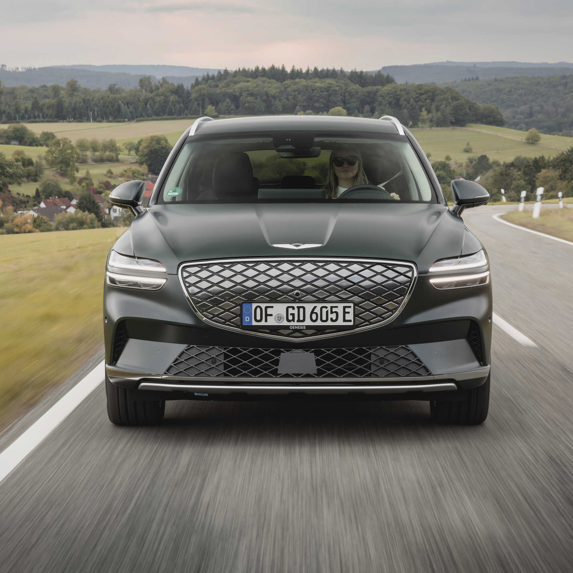 제네시스 GV70 전동화 모델의 주행 모습