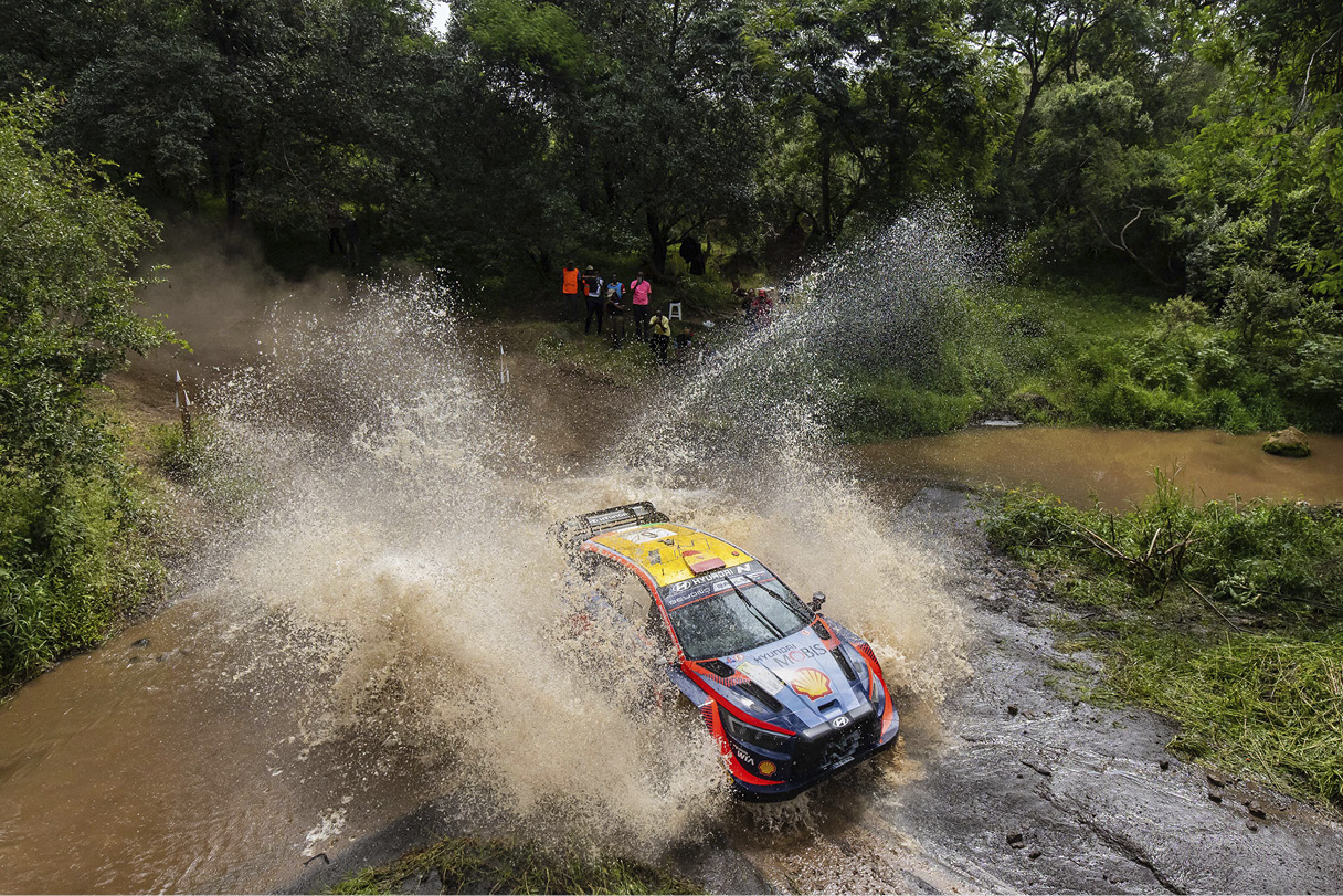 2023 케냐 사파리 랠리에서 질주하고 있는 현대 i20 N 랠리1 하이브리드의 모습