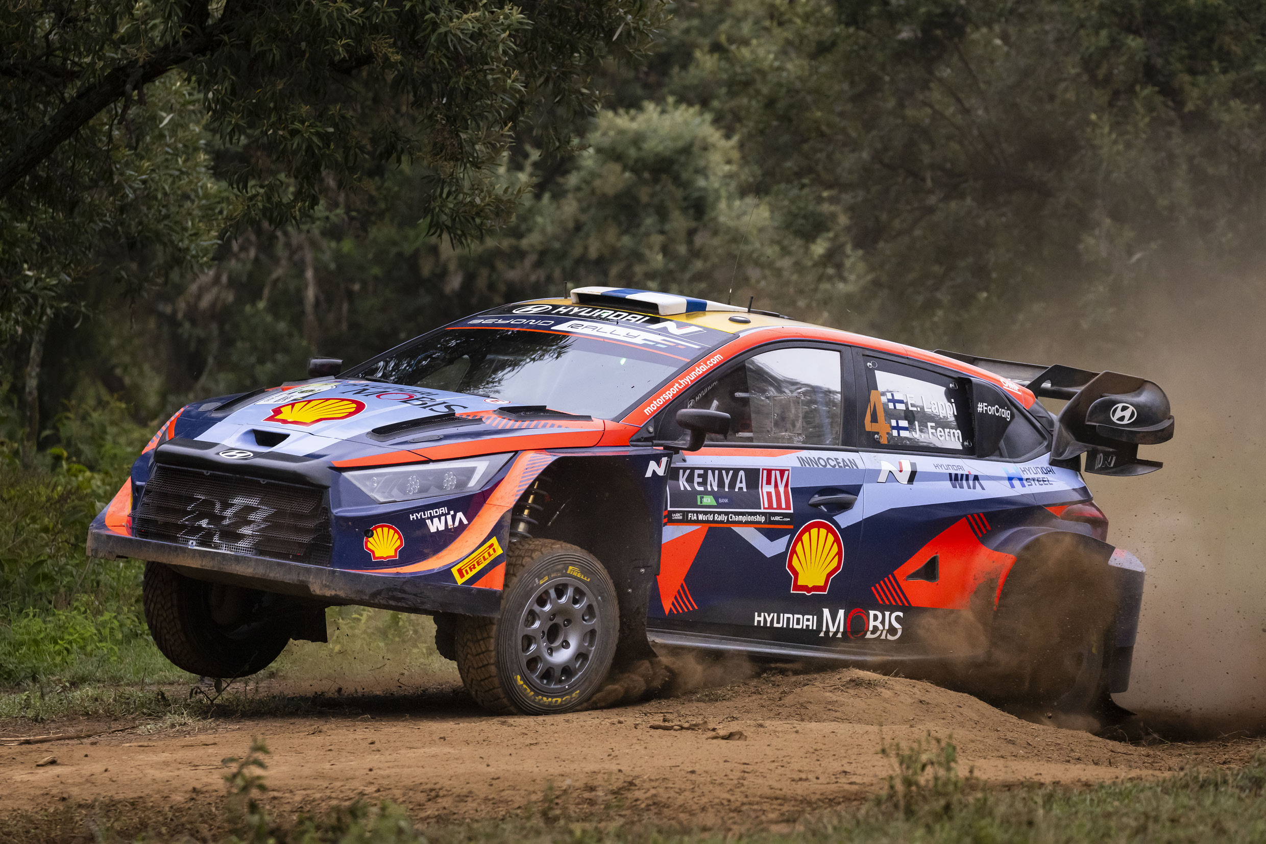 2023 케냐 사파리 랠리에서 질주하고 있는 현대 i20 N 랠리1 하이브리드의 모습