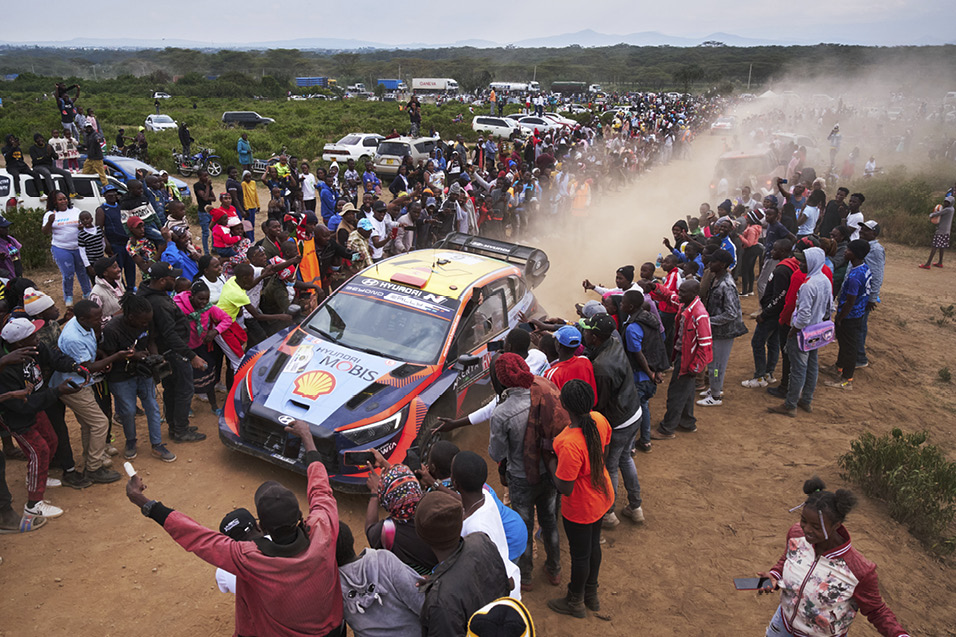 2023 케냐 사파리 랠리에서 팬들의 환호를 받고 있는 현대 i20 N 랠리1 하이브리드의 모습