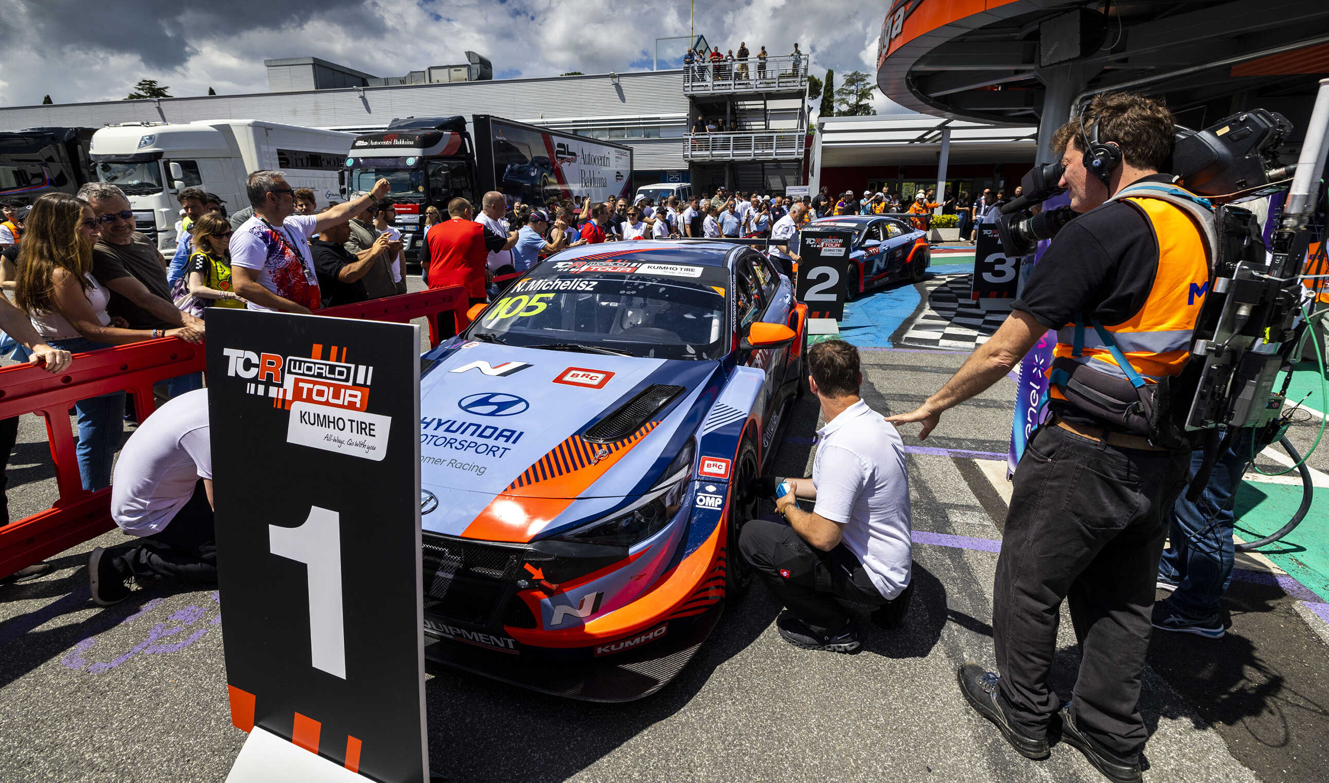 경기 전 점검 중인 아반떼 N TCR 경주차