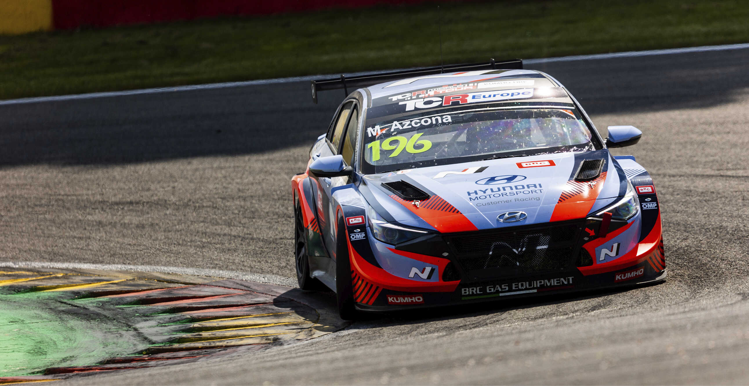 아반떼 N TCR 경주차가 서킷을 달라고 있다