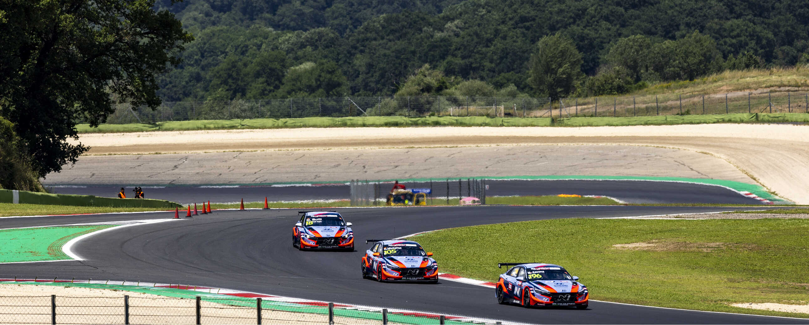 경주차들이 발레룽가를 달리고 있다