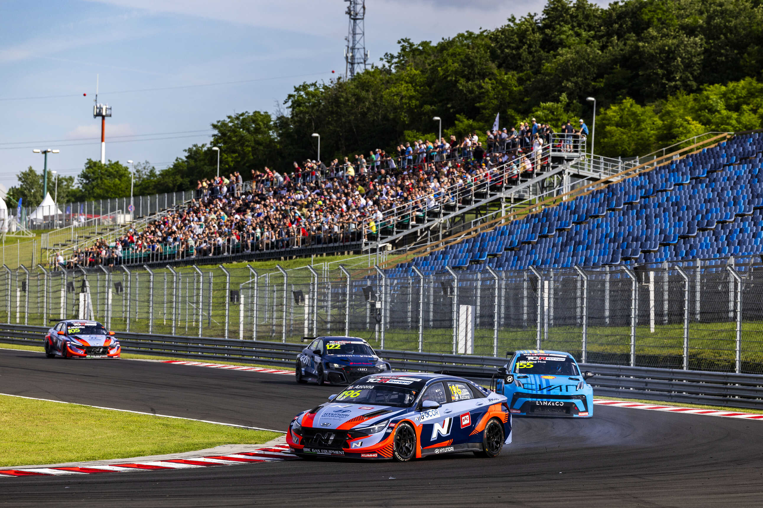 헝가로링을 달리고 있는 경주차들