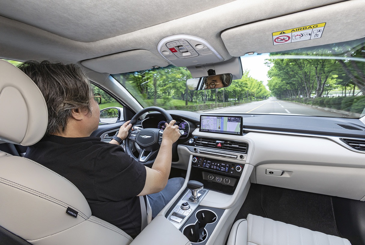 제네시스 G70를 운전하는 실내 모습