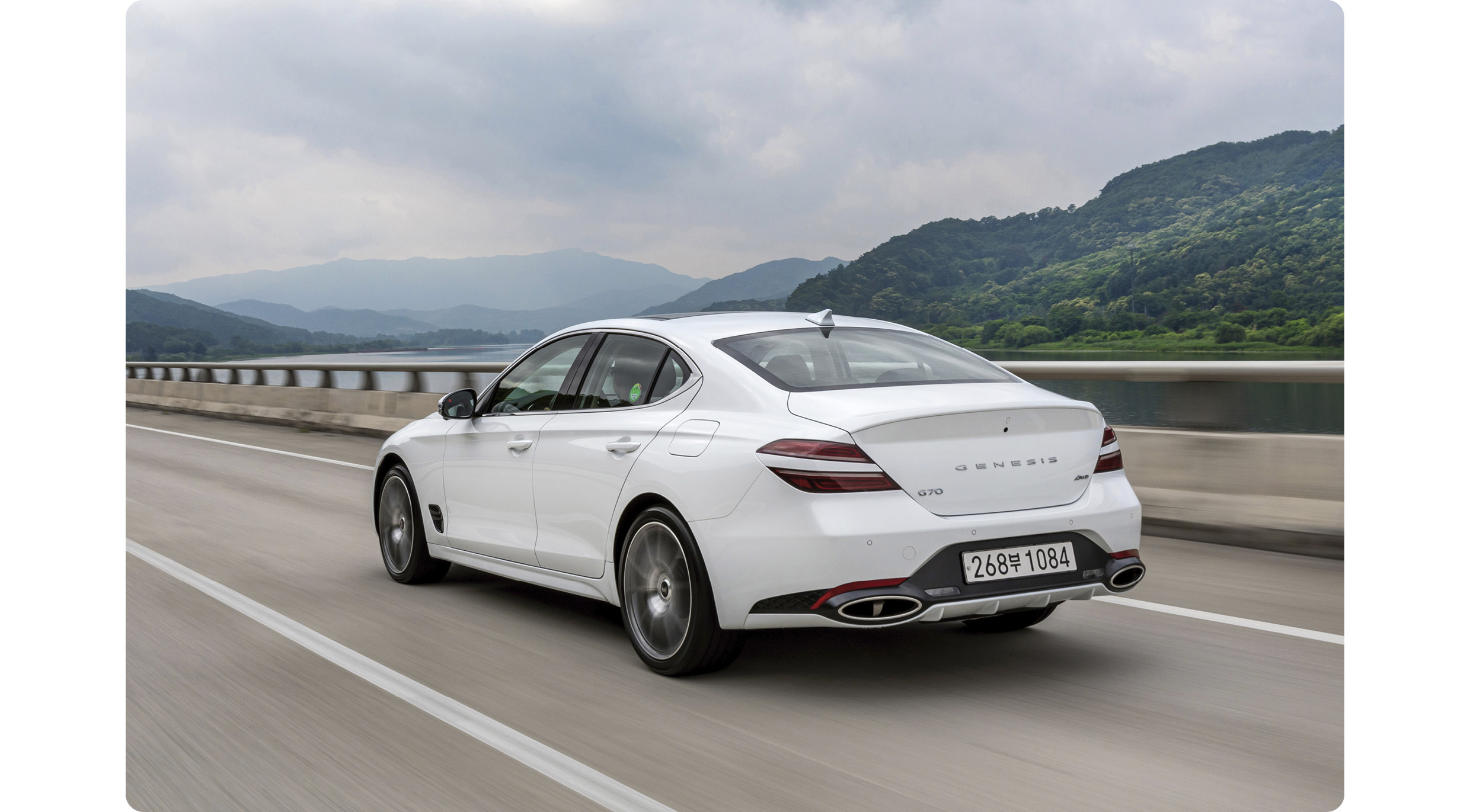 제네시스 G70의 주행 모습