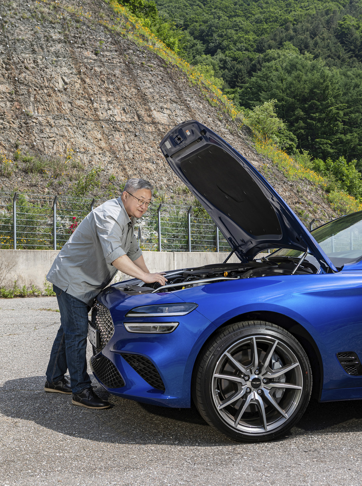 제네시스 G70의 엔진룸을 살펴보는 모습