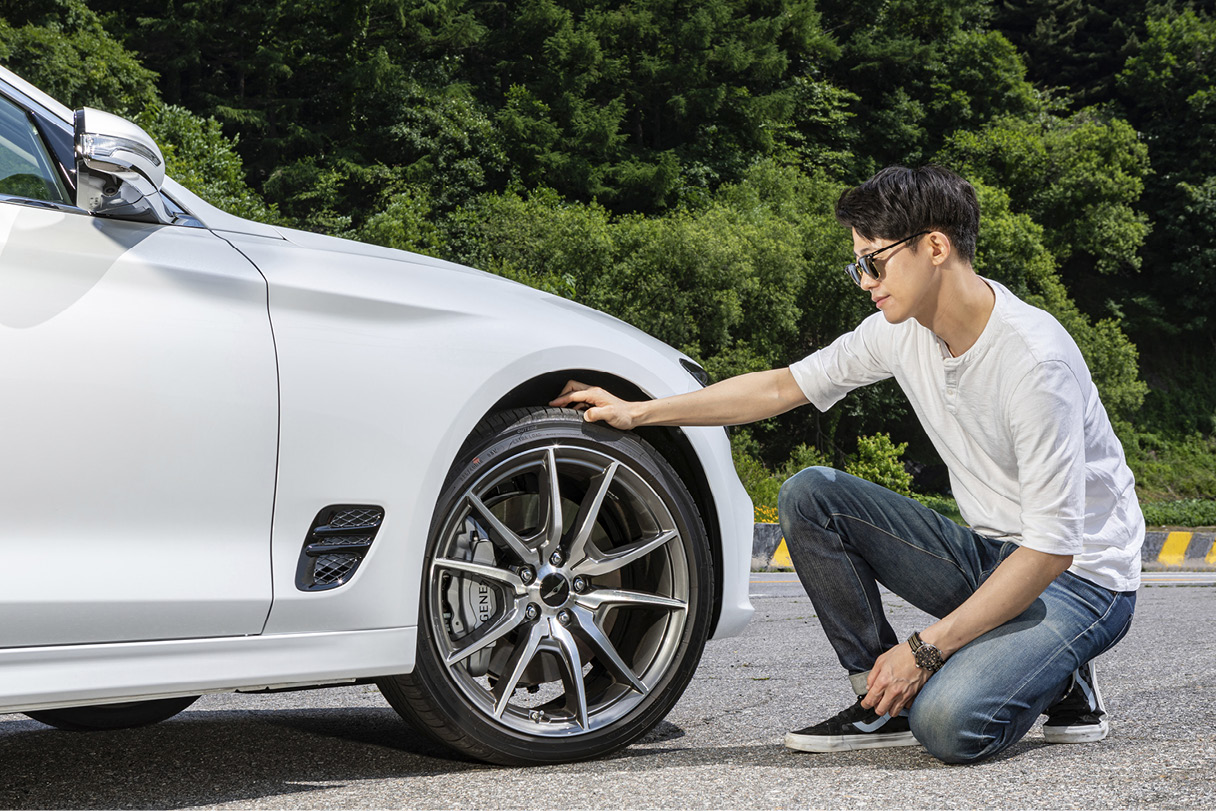 제네시스 G70의 브레이크를 살펴보는 모습