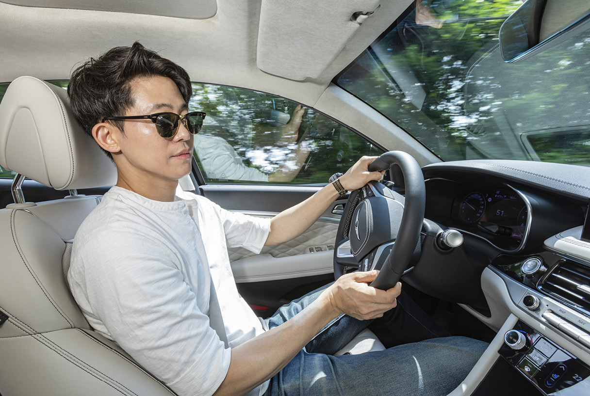 제네시스 G70를 운전하는 실내 모습