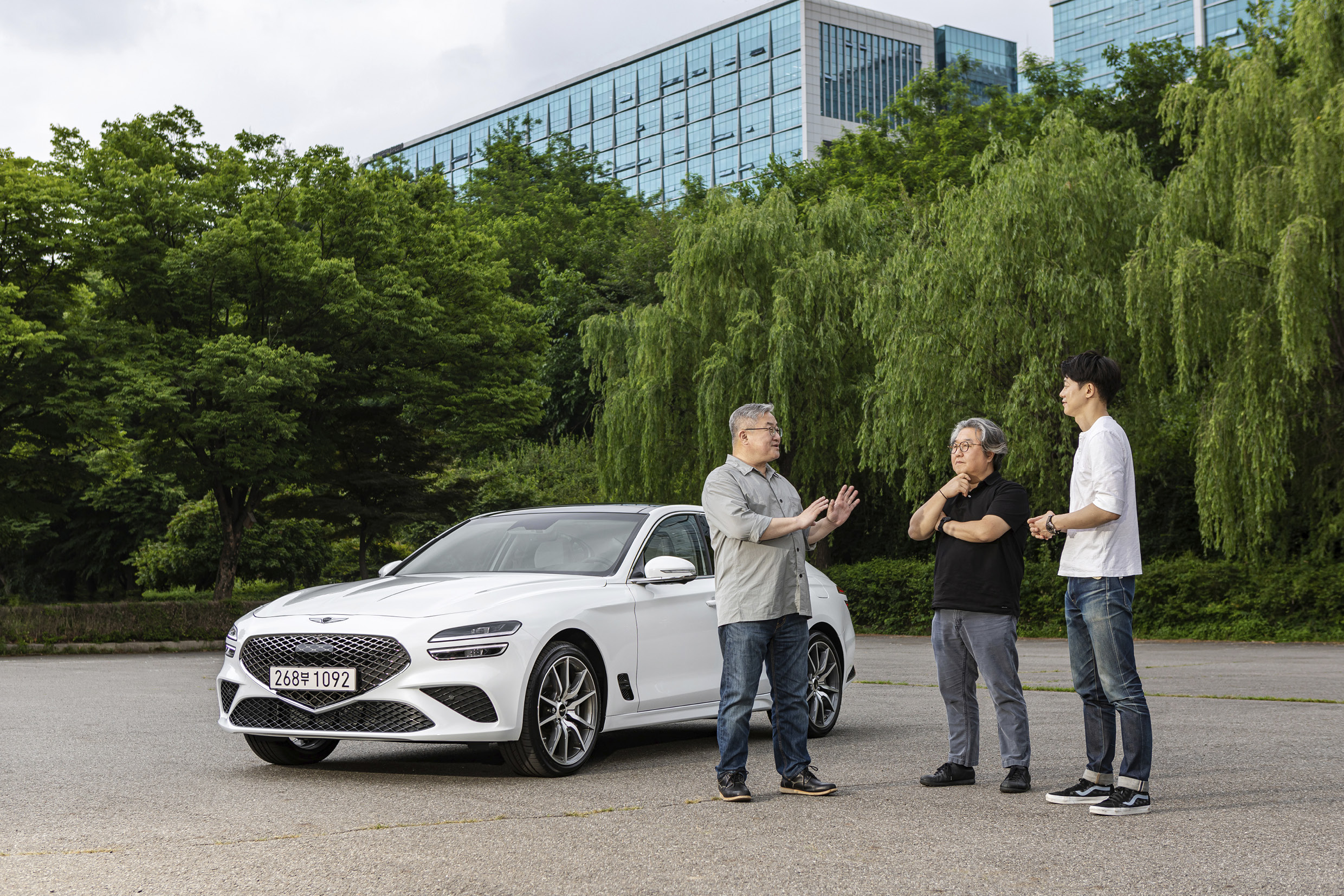 제네시스 G70를 시승한 칼럼니스트들이 토론하는 모습