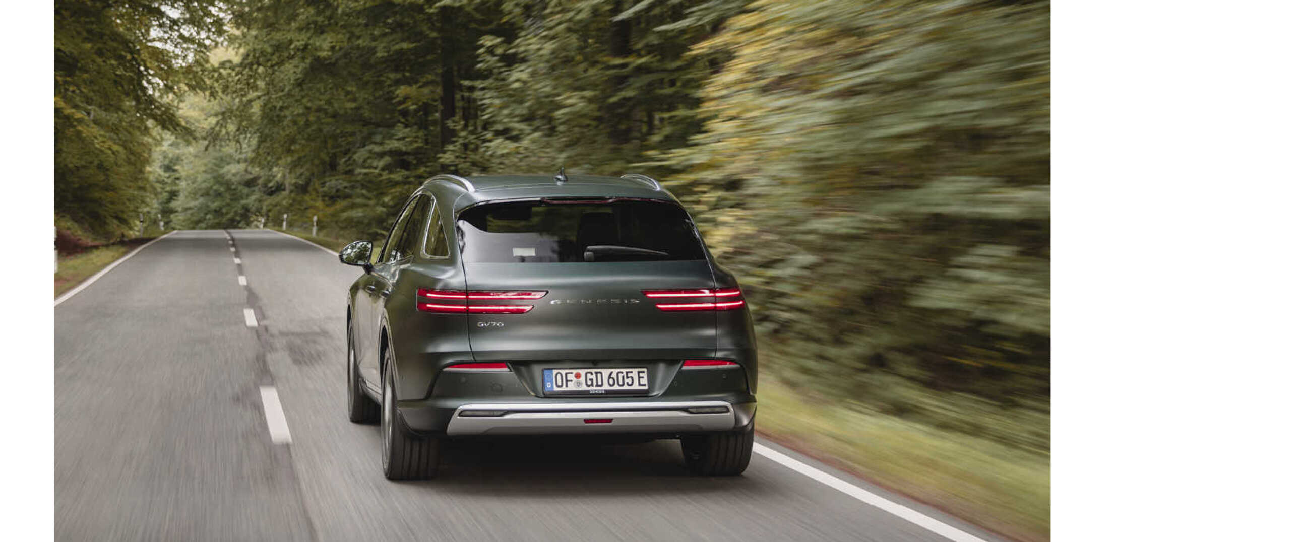 제네시스 GV70 전동화 모델의 주행 모습