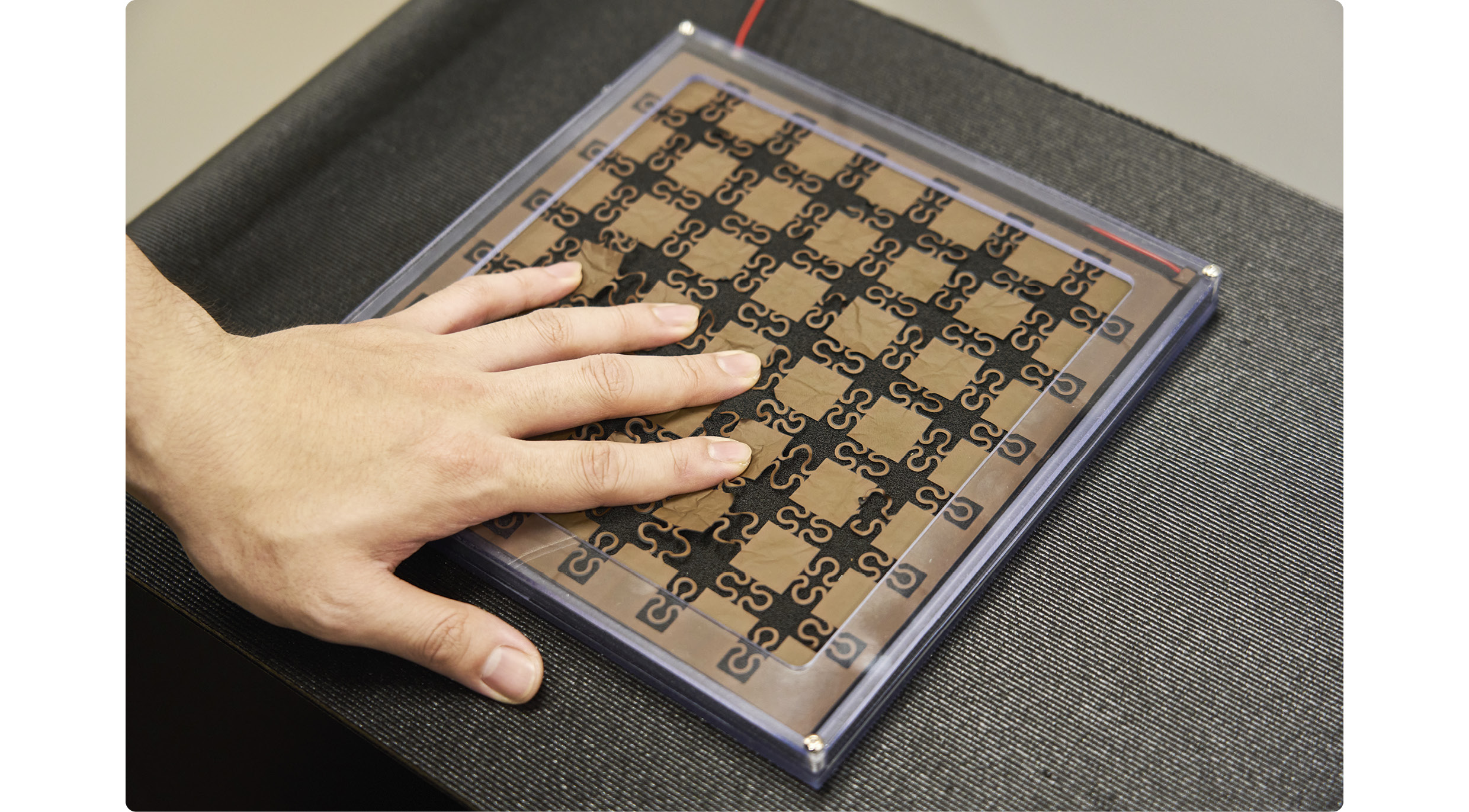 압력 감응형 소재를 눌러보는 모습