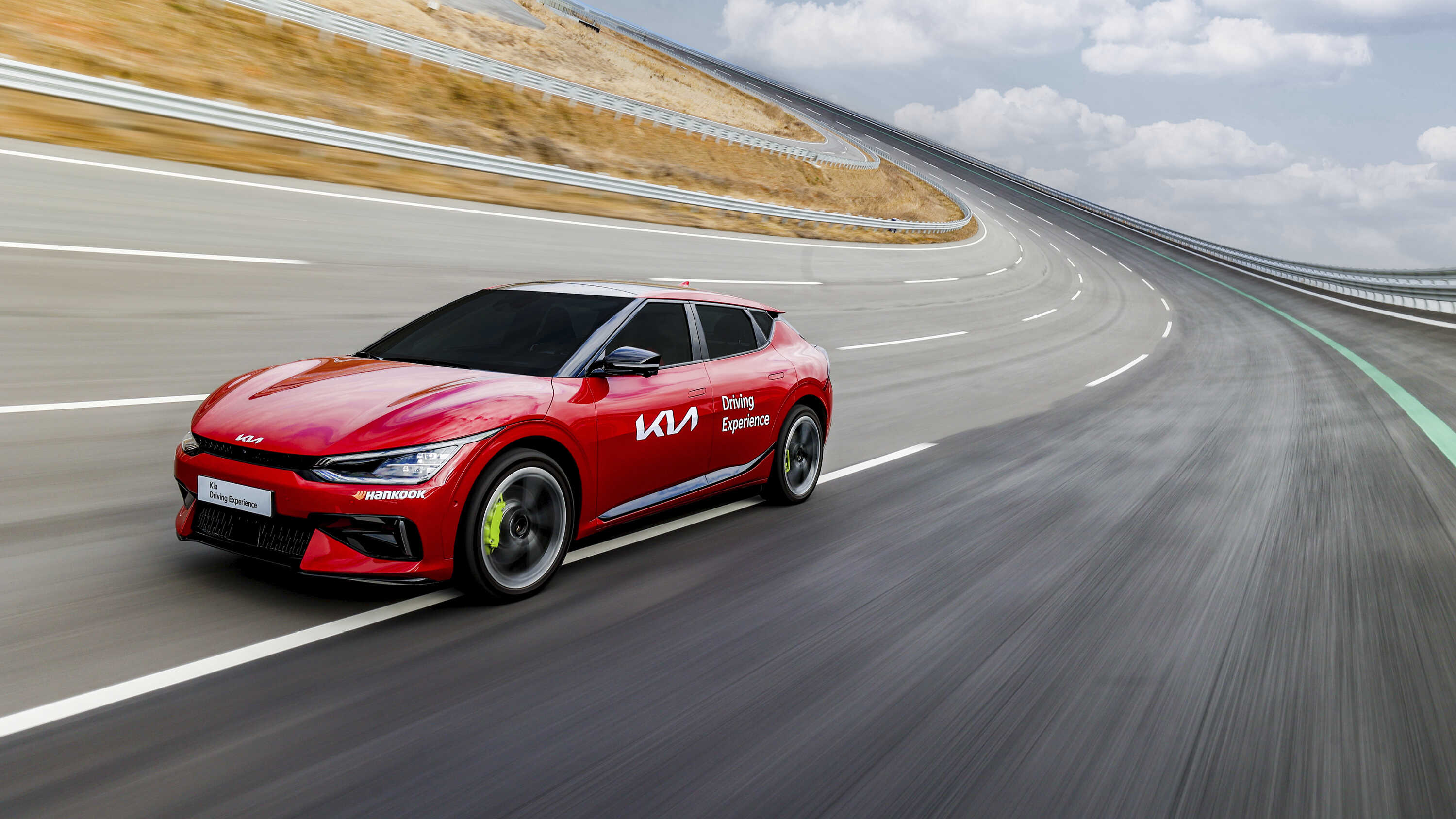 기아 EV6 GT가 고속주회로를 빠르게 달리는 모습