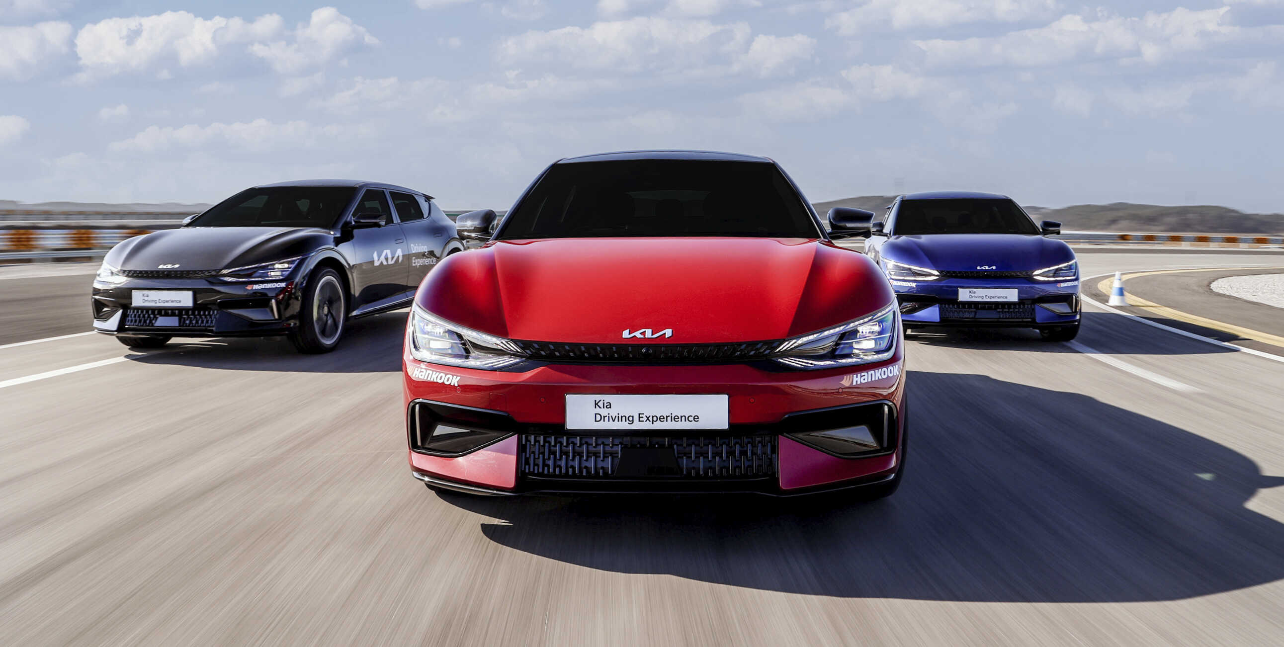 기아 EV6 GT 3대가 서킷을 주행하는 모습