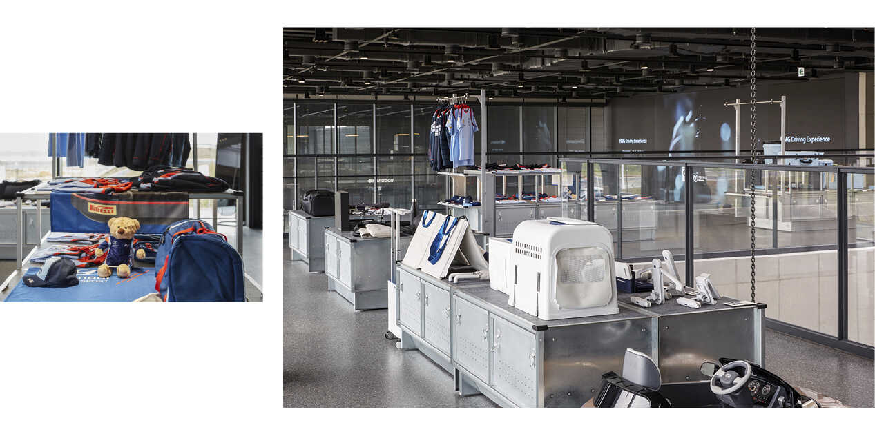 각종 기념품이 실내에 전시된 모습