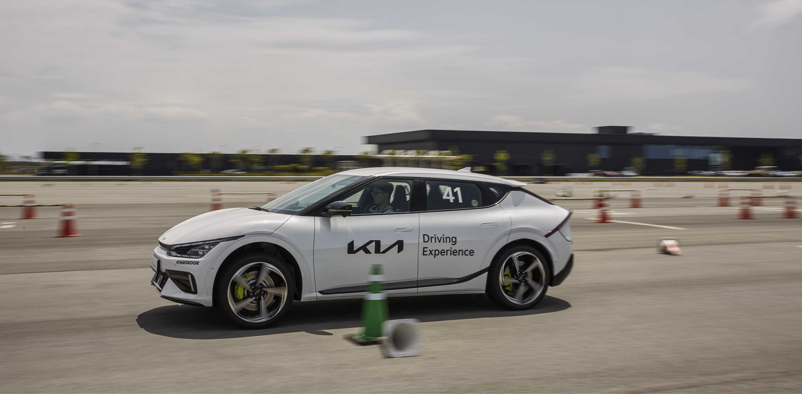 러버콘 옆을 통과하는 EV6 GT의 전측면 모습