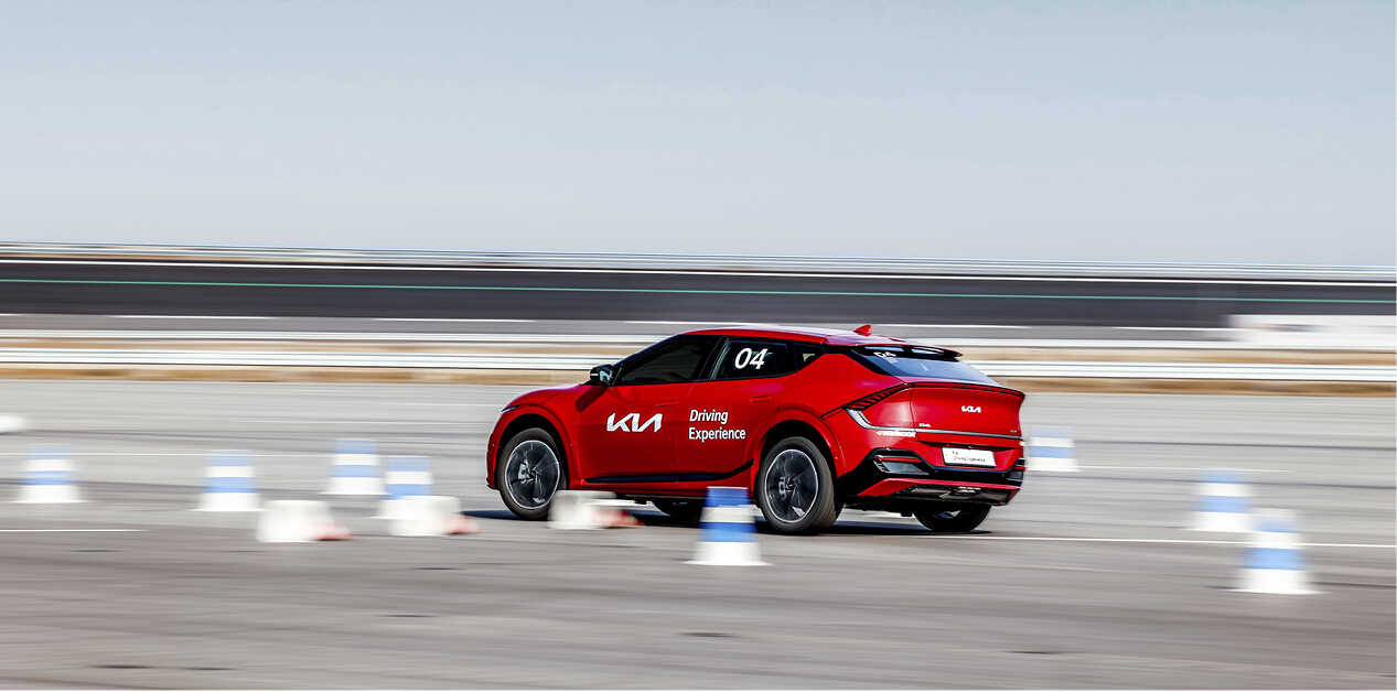 러버콘을 사이에 두고 슬라럼 주행하는 EV6 GT의 모습