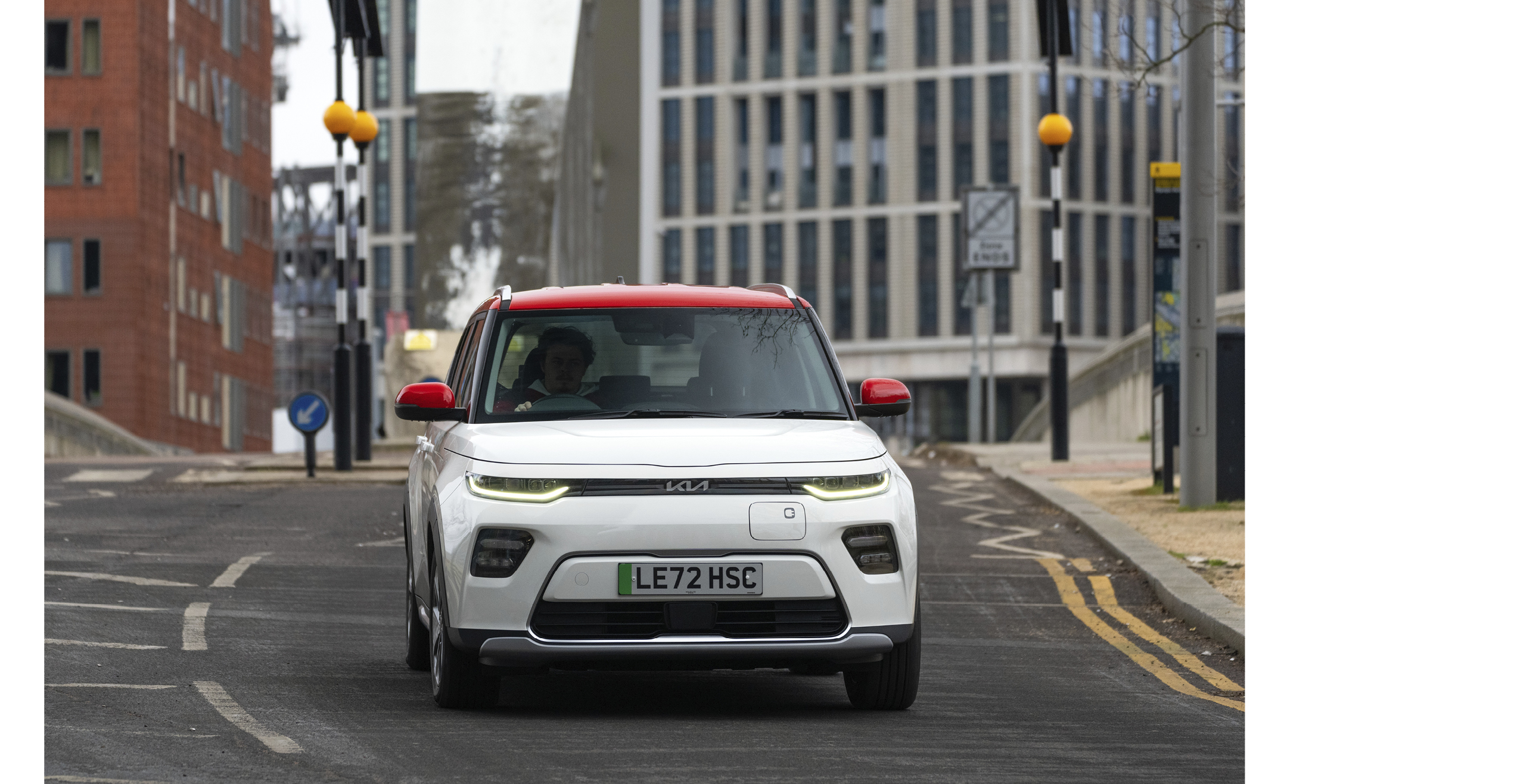 기아 쏘울 EV가 유럽 도시를 주행하는 전면 모습