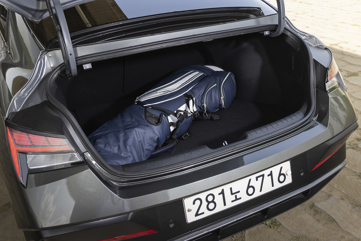 A golf bag mounted in the trunk of the Avante