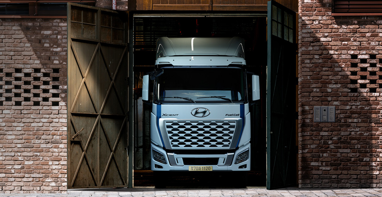 현대자동차의 엑시언트 수소전기트럭이 창고에서 나오려는 모습