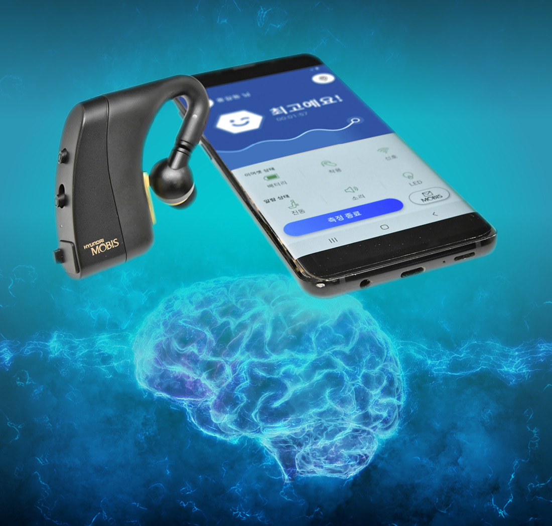 현대모비스가 개발한 엠브레인 이어셋과 휴대폰의 모습