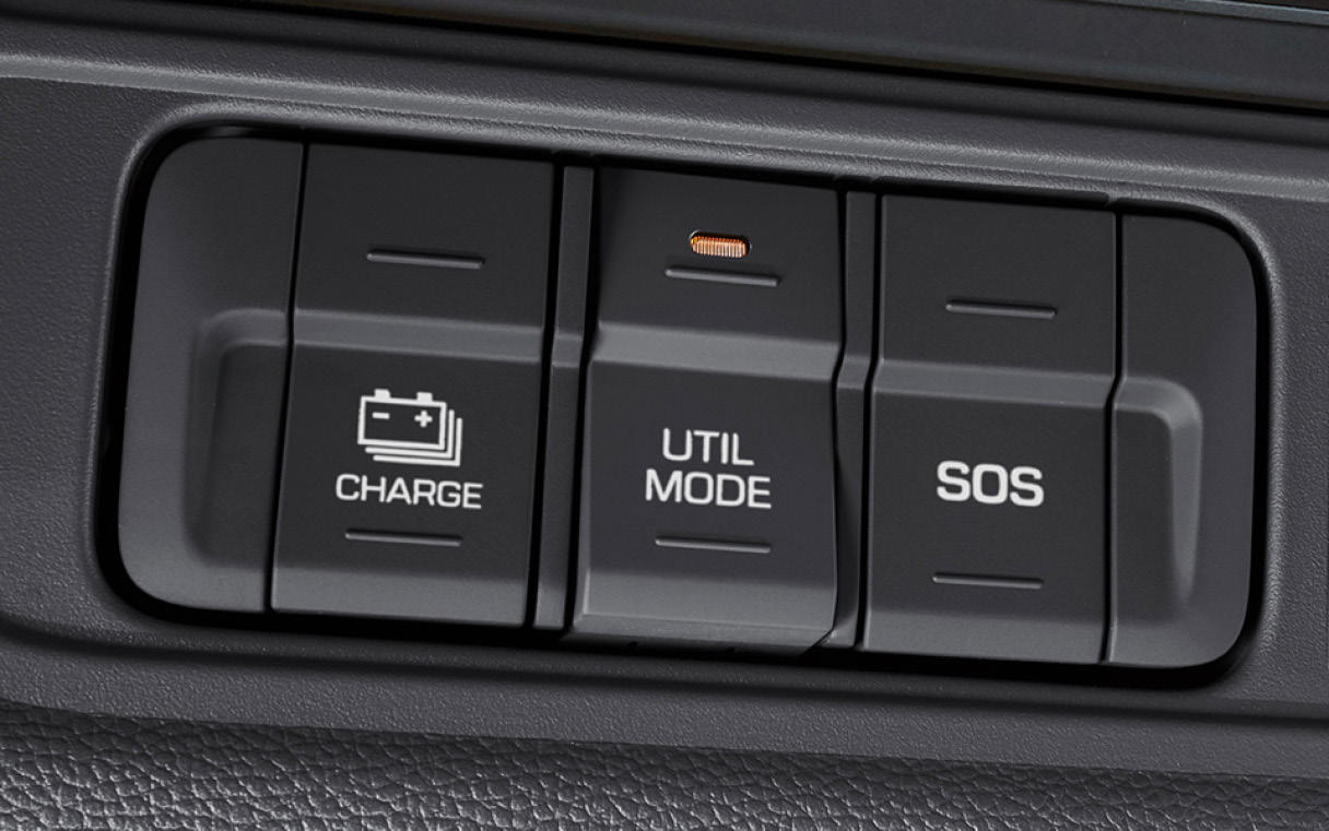 엑시언트 수소전기트럭에 적용된 유틸리티 모드를 작동하는 버튼