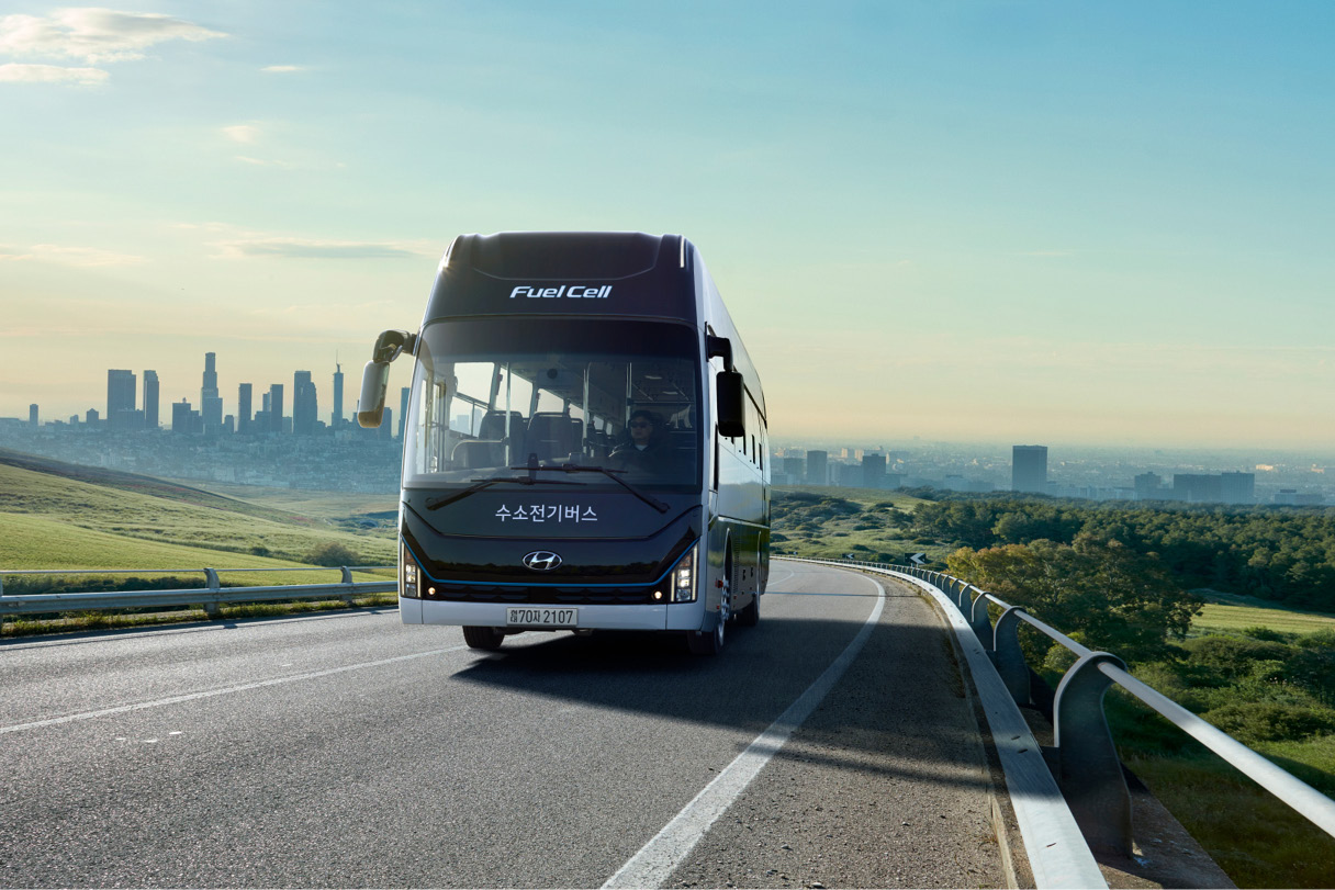 유니버스 수소전기버스가 도로를 달리는 앞모습