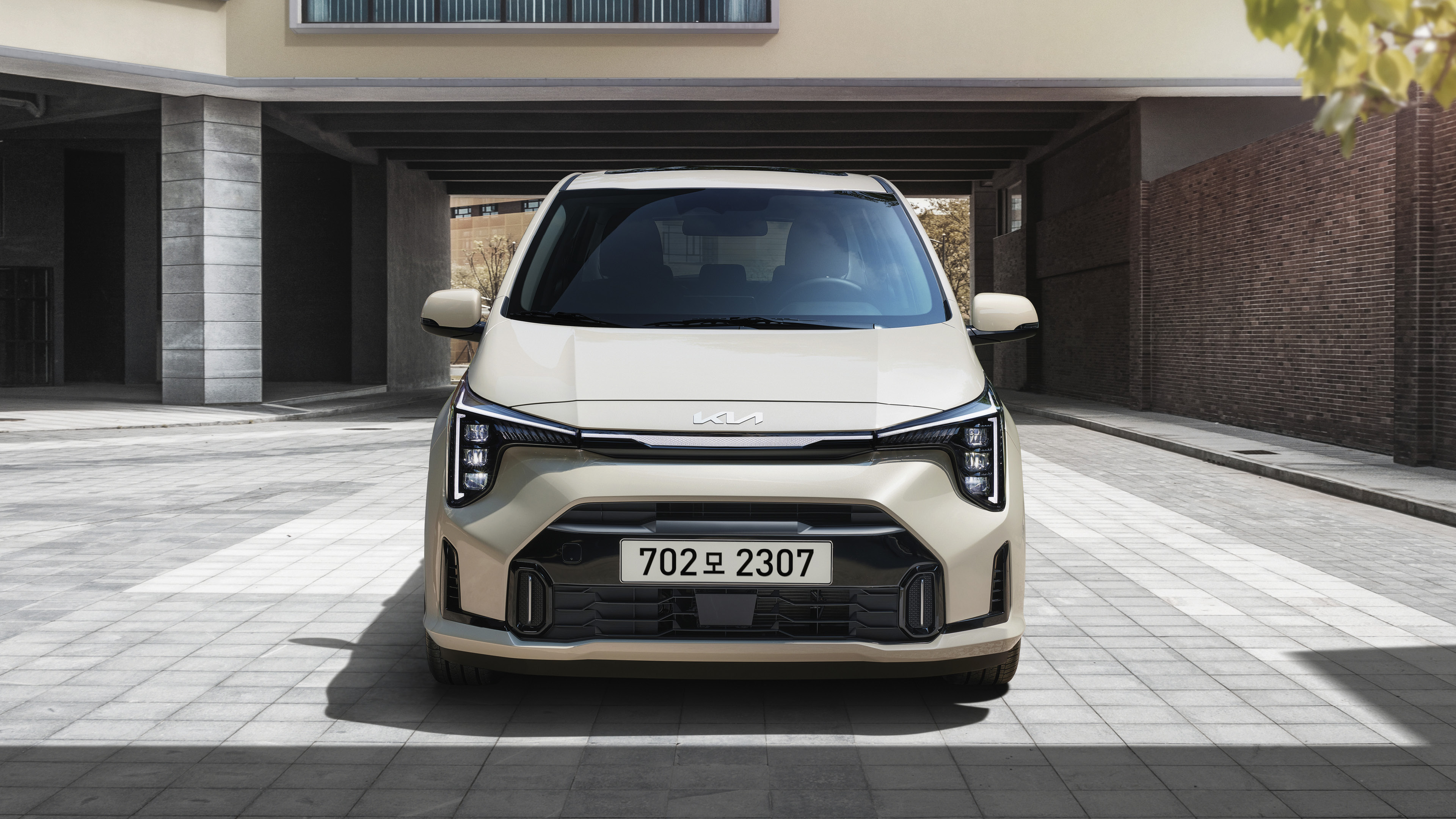 모닝이 건물 배경으로 정차한 모습