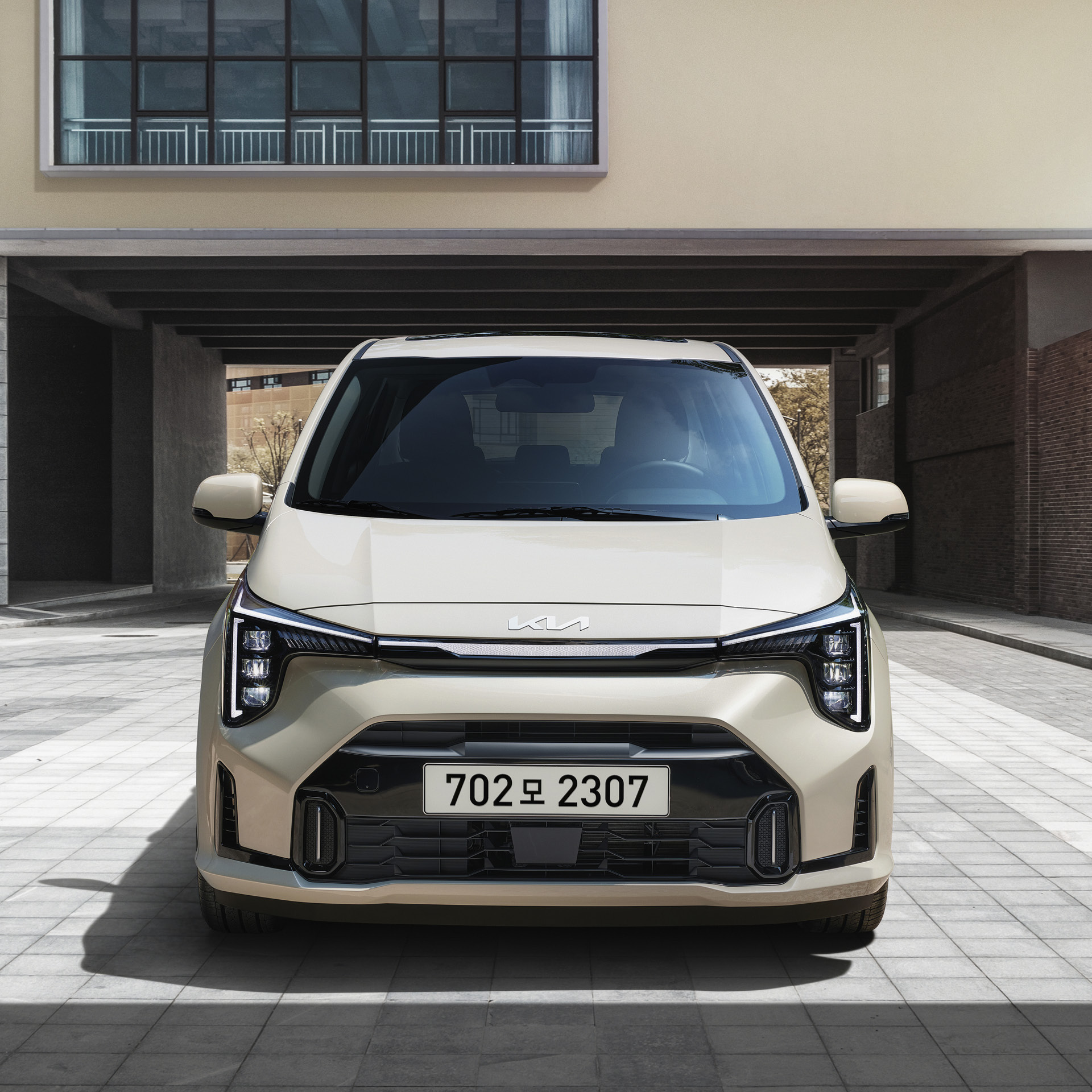 모닝이 건물 배경으로 정차한 모습