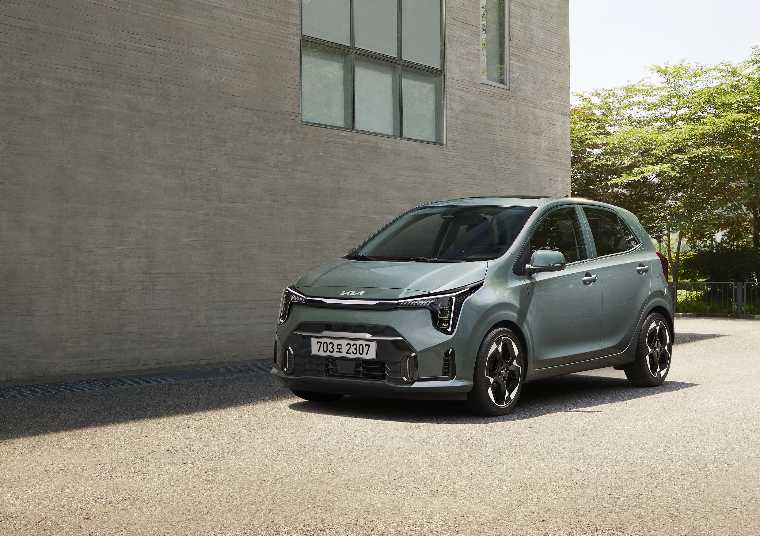 모닝이 건물 배경으로 정차한 모습