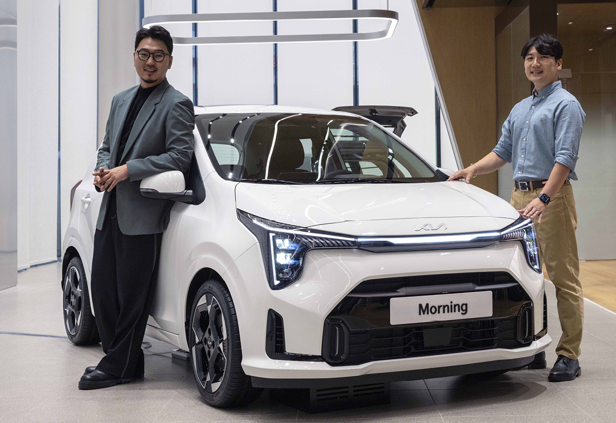 모닝 양 옆에 남자 두 명이 포즈를 취한 모습