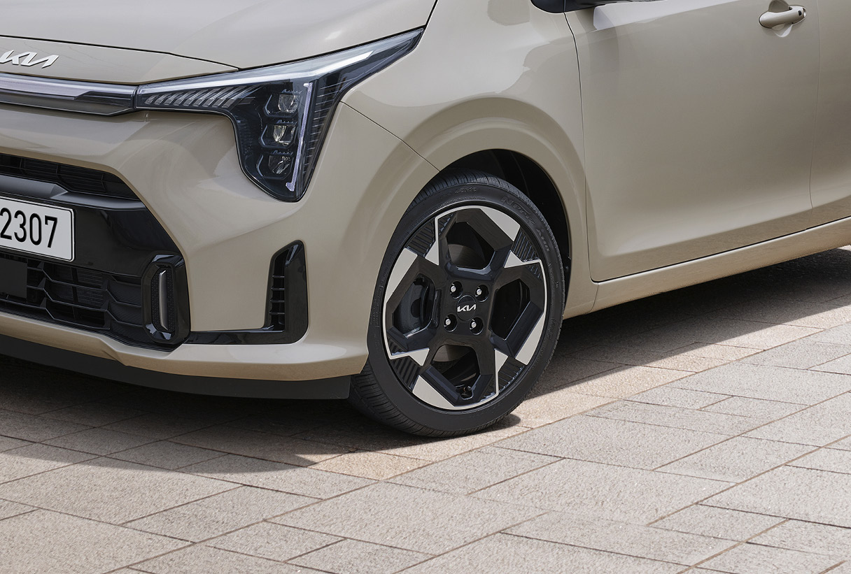 모닝의 16인치 알로이휠과 주변 차체 모습