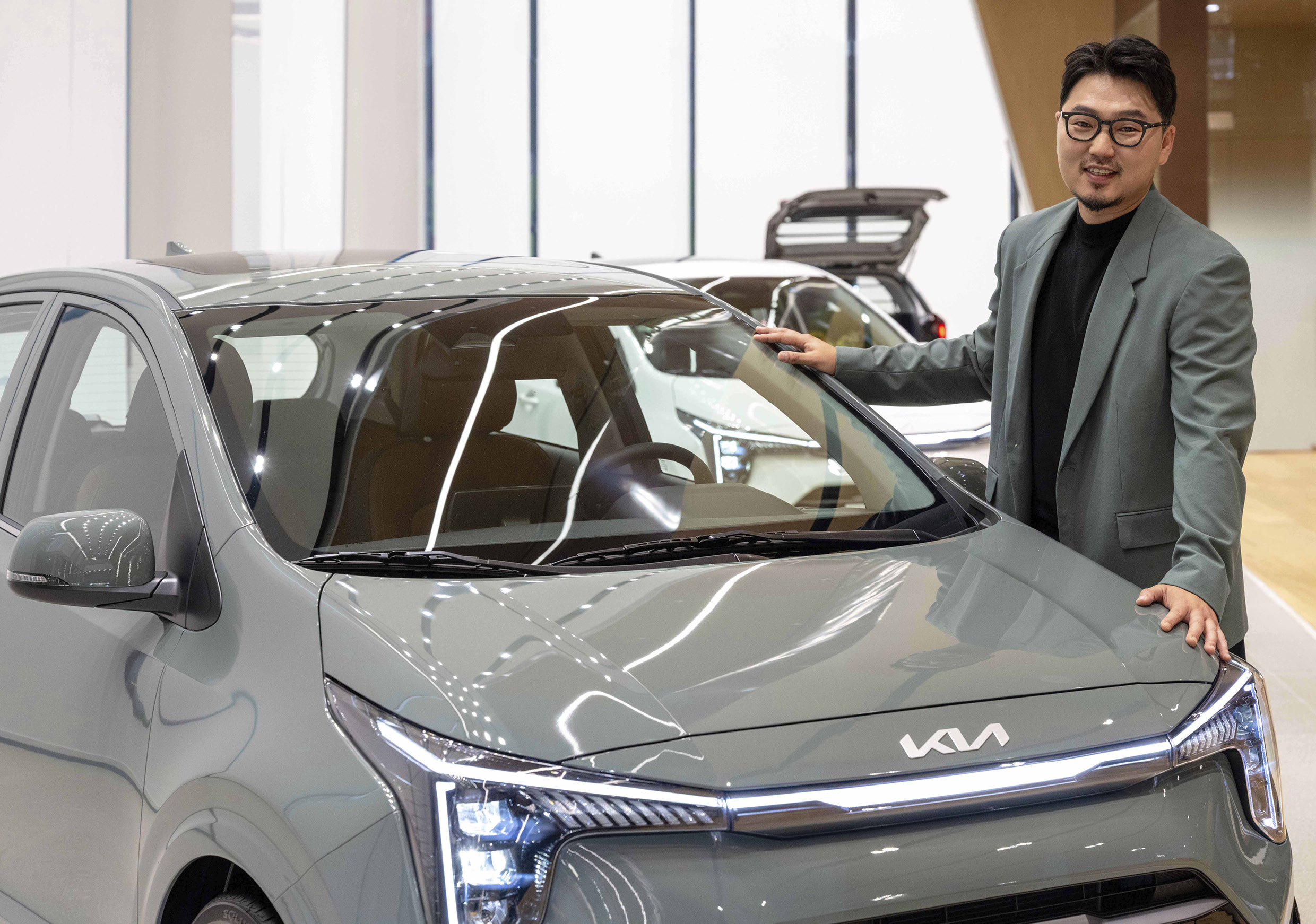 모닝 옆에서 포즈를 취한 남자의 모습