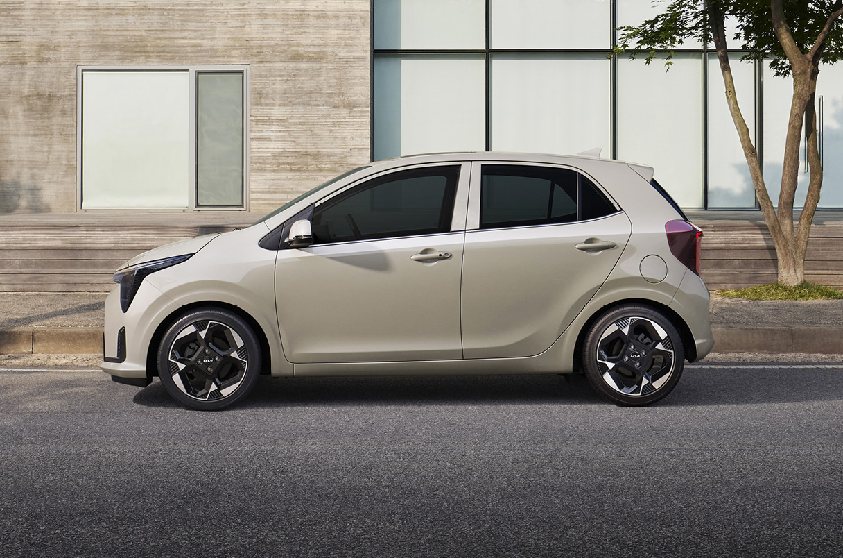 모닝이 건물 배경으로 정차한 정측면 모습