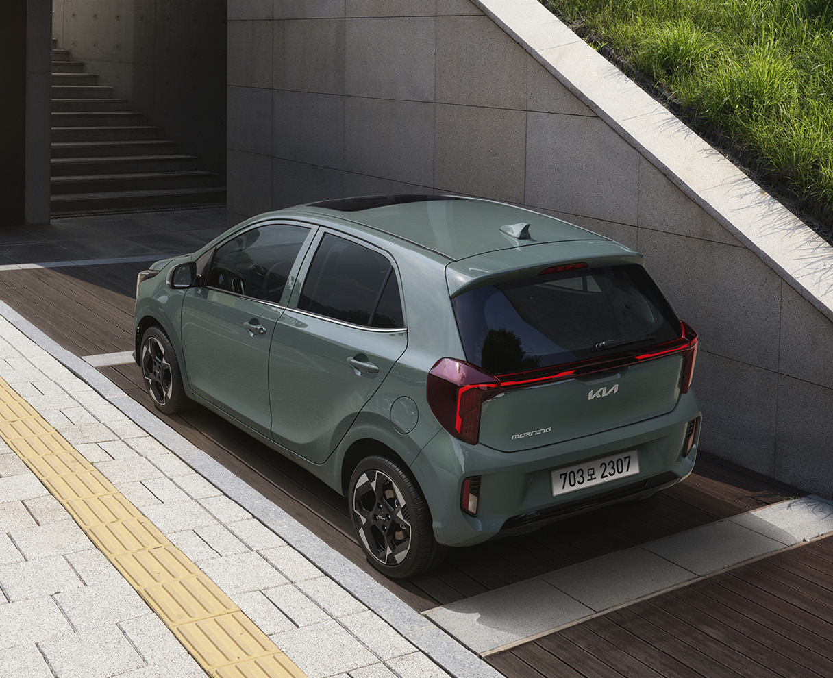 모닝이 건물 배경으로 정차한 후측면 모습