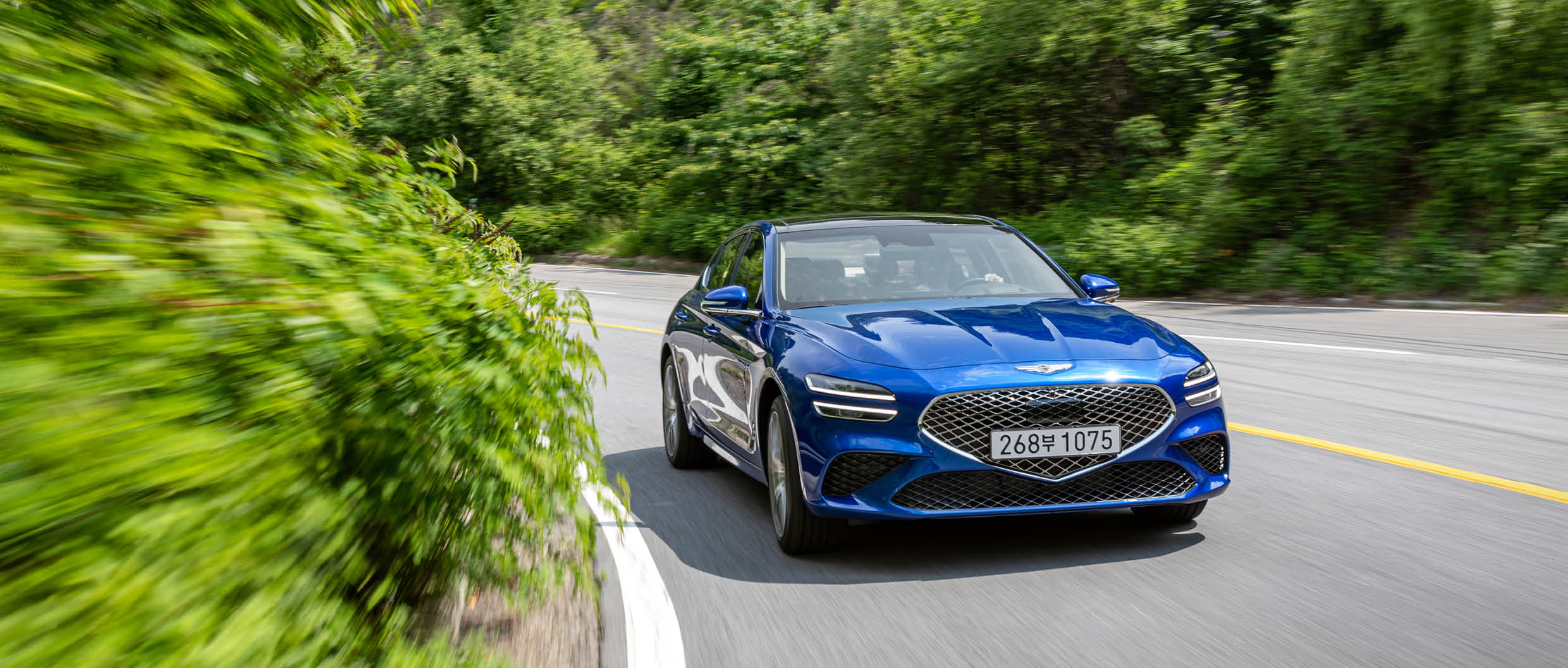 G70이 코너를 맹렬하게 달리는 모습