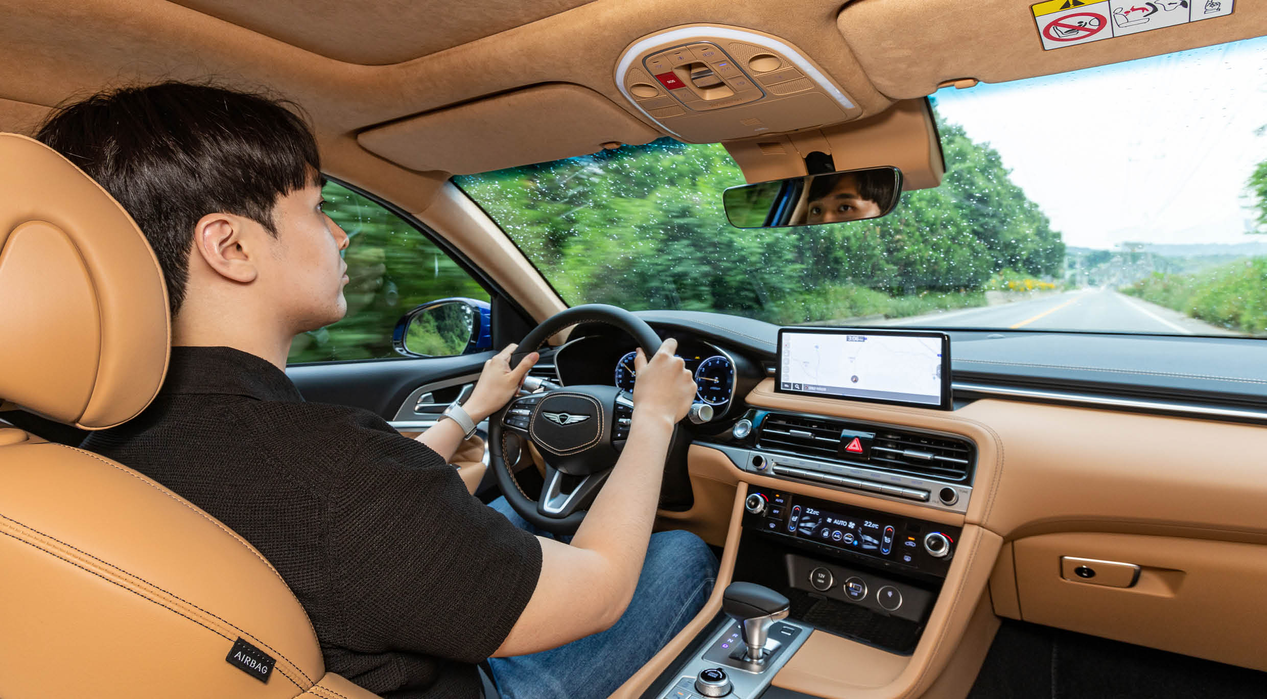 연구원이 G70을 운전하는 모습