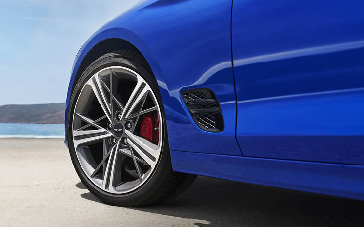 살짝 돌아가 있는 G70의 타이어