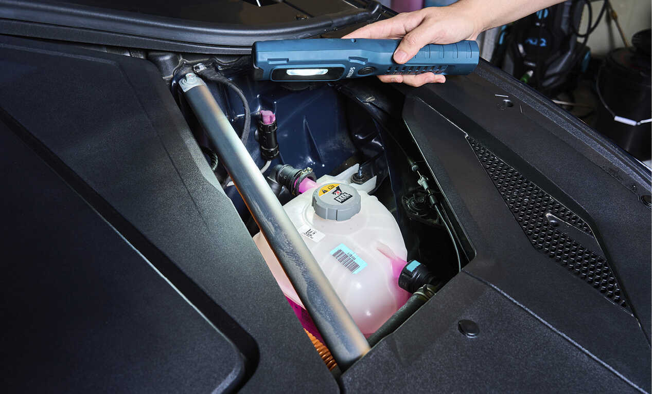 엔진룸을 살펴보는 모습