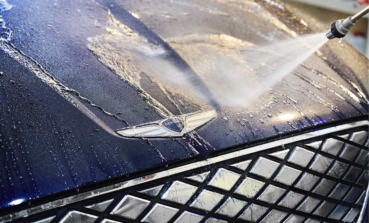 보닛 위로 물을 뿌리는 모습