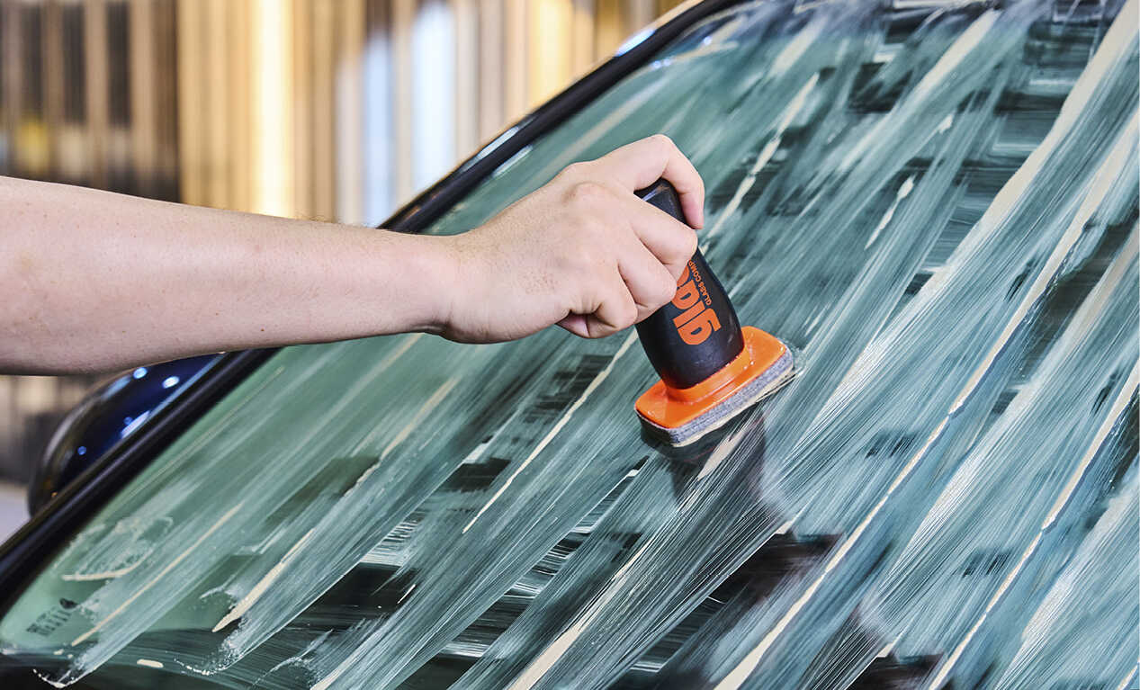 앞유리 유막을 제거하는 모습