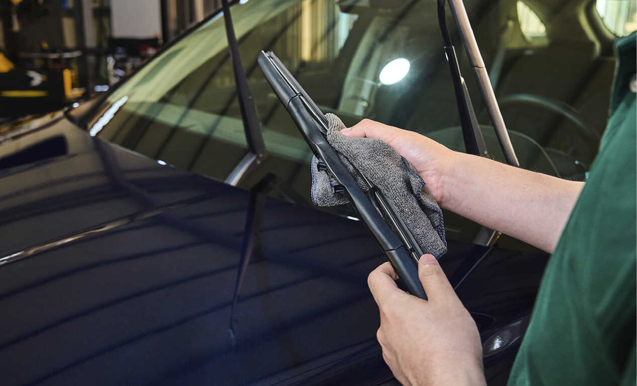 와이퍼 날을 닦는 모습