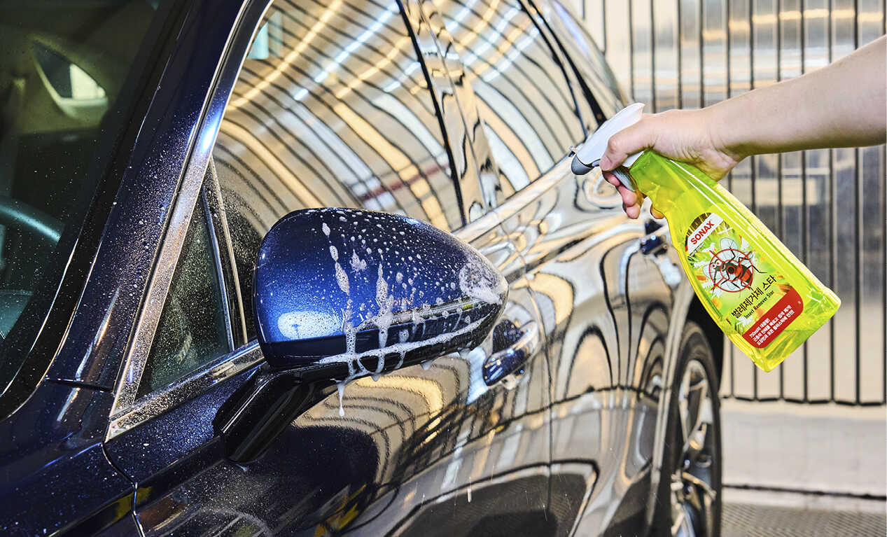 차량 도장면을 관리하는 모습