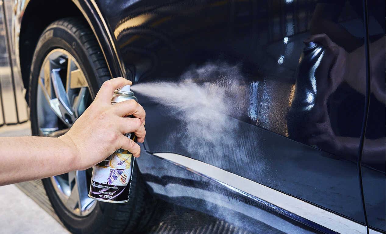 차량 표면의 타르를 제거하는 모습