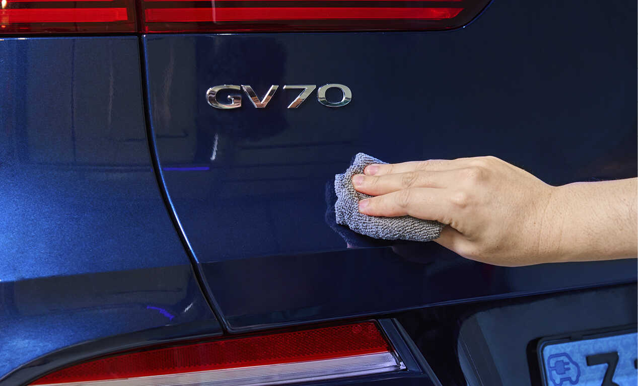 차량 후면을 닦는 모습