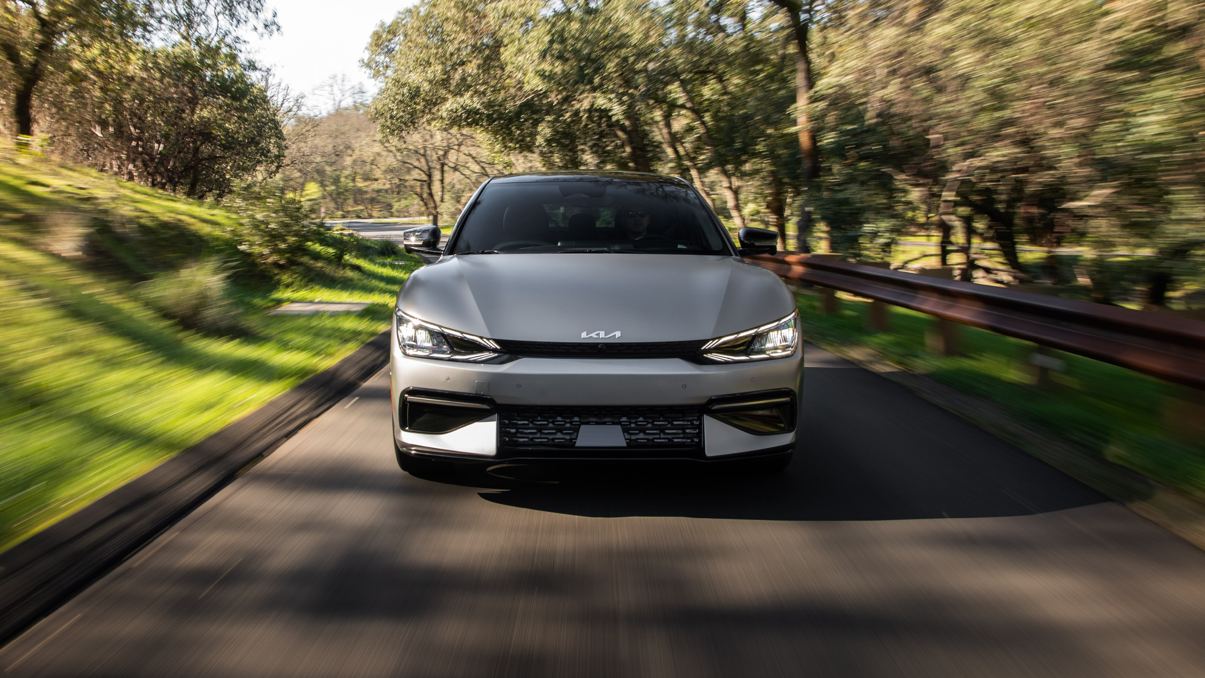 숲 속을 달리는 ev6 앞모습