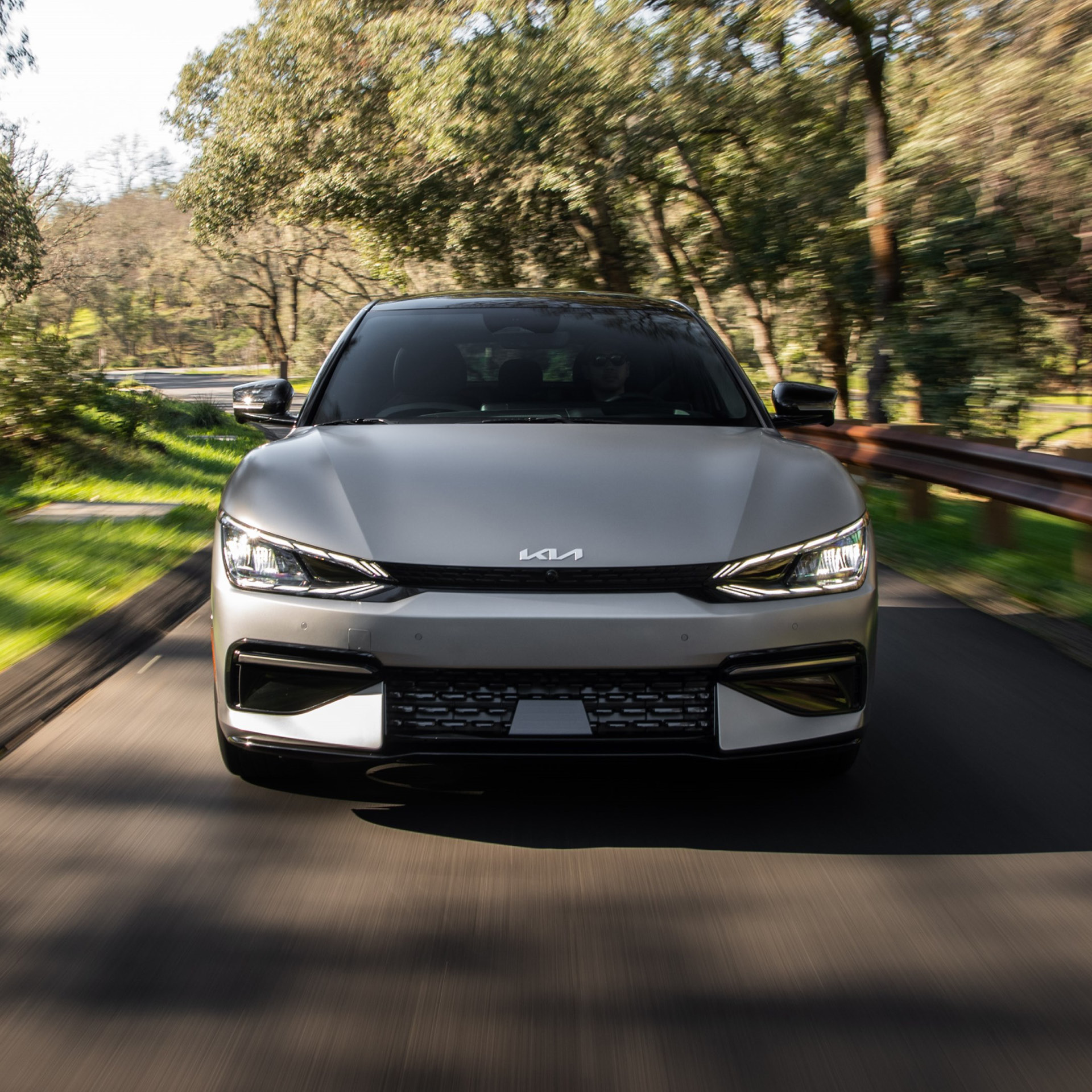 숲 속을 달리는 ev6 앞모습